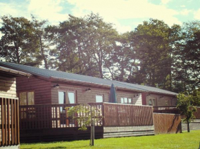 Mountain Ash Lodge with Hot Tub near Cupar Fife